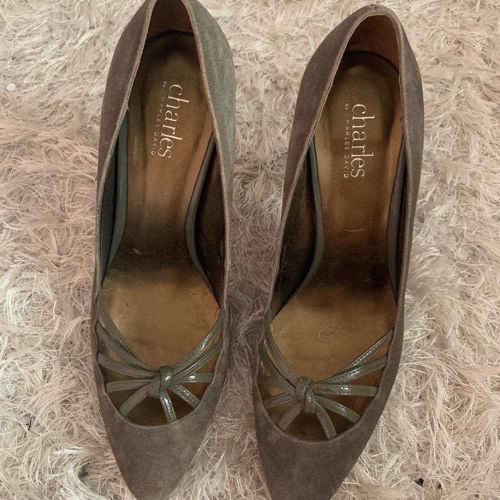 (CHARLES BY CHARLES DAVID) Olive green heels